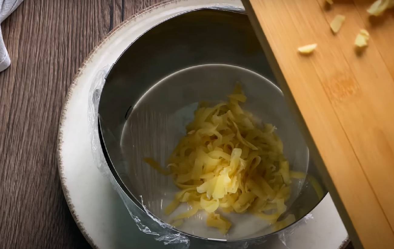 Такий "Оселедець під шубою" ви ще не куштували: рецепт новорічного торта з салату